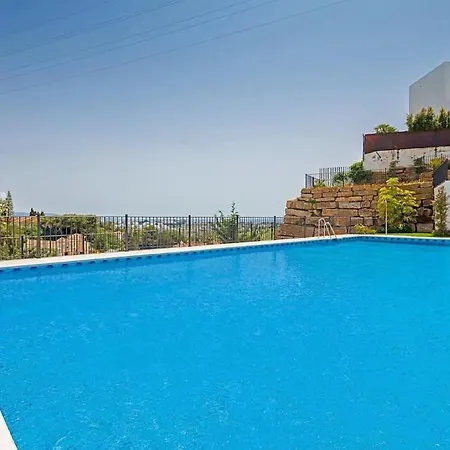 아파트 Spanish Hillside Haven 에스테포나